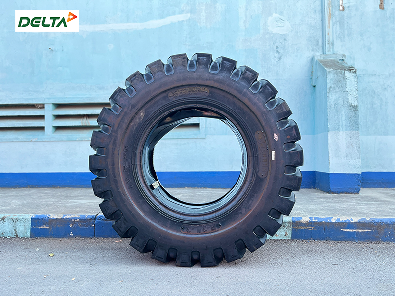 Lốp xúc lật chạy cảng