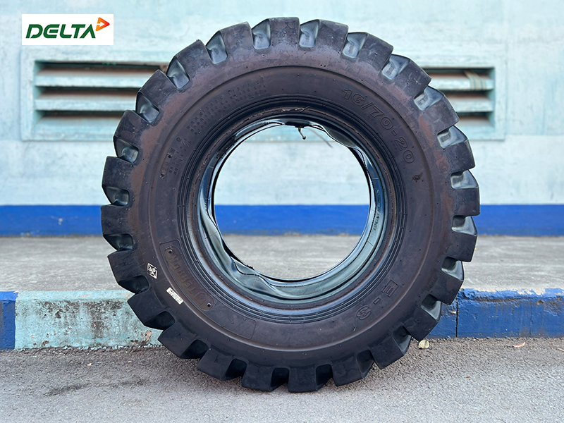 Lốp xúc lật danh cho môi trường đá sắc cạnh